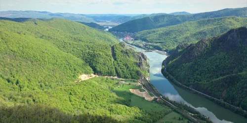 Punct de belvedere de pe Masivul Cozia în Parcul Național Cozia din Vâlcea Foto Centrul de promovare turistică Vâlcea