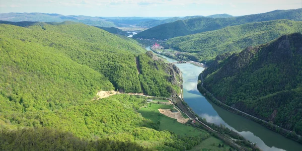 Punct de belvedere de pe Masivul Cozia în Parcul Național Cozia din Vâlcea Foto Centrul de promovare turistică Vâlcea