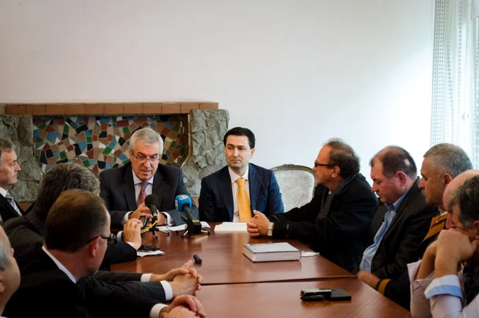 Călin Popescu Tăriceanu la întâlnirea cu scriitorii de la Chişinău. Foto Adevărul Moldova