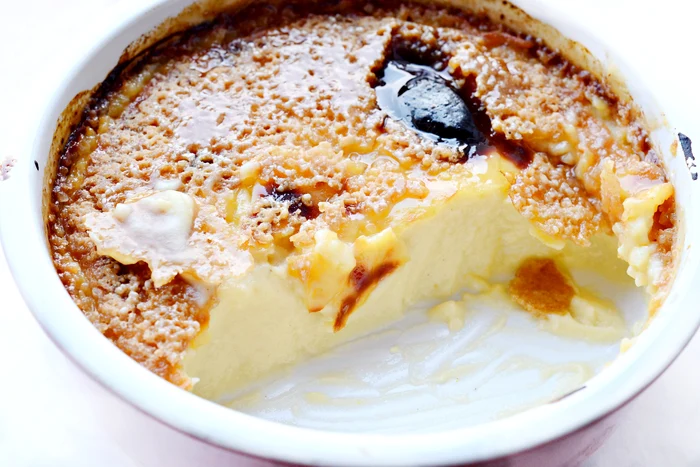 
    Crema catalană e un desert perfect pentru a vă surprinde invitații sau familia   