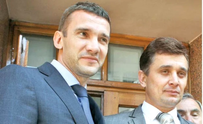 Vedeta Andrei Şevcenko (stânga) se afişează peste tot cu Iurie Levcic, candidatul pentru Parlamentul Ucrainei