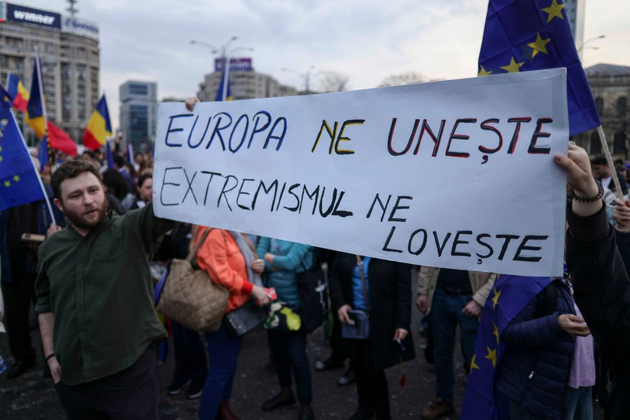 Peste 10.000 de persoane s-au adunat la mitingul „EuRo Manifest” din Piaţa Victoriei: „Democraţie, NU tiranie”. Au fost identificaţi şi susţinătorii lui Georgescu.