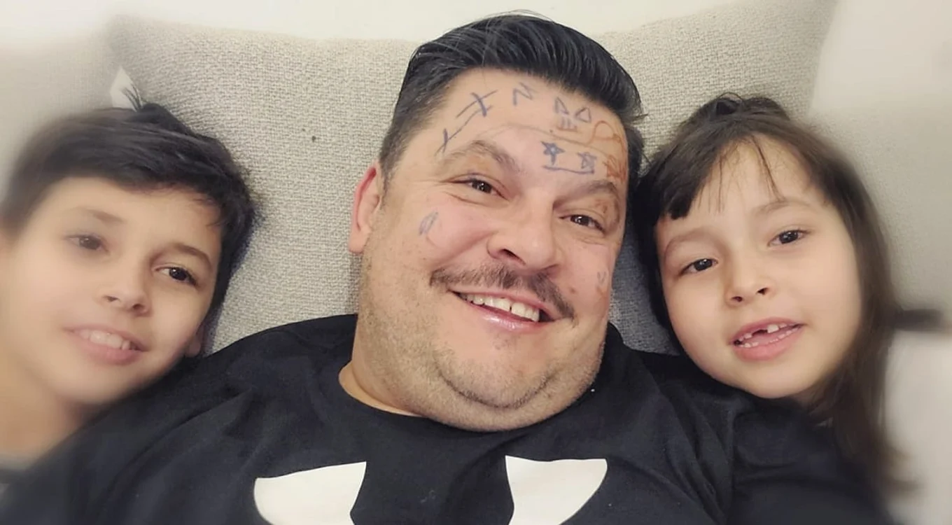 Mihai Bobonete alături de copiii săi - Foto: social media