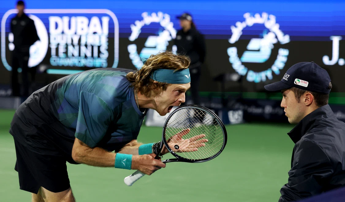 Andrey Rublev l-a înjurat pe unul dintre arbitrii partidei. Foto Getty images