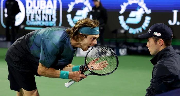 Andrey Rublev, surprins urlând la arbitrul român. Foto Getty images