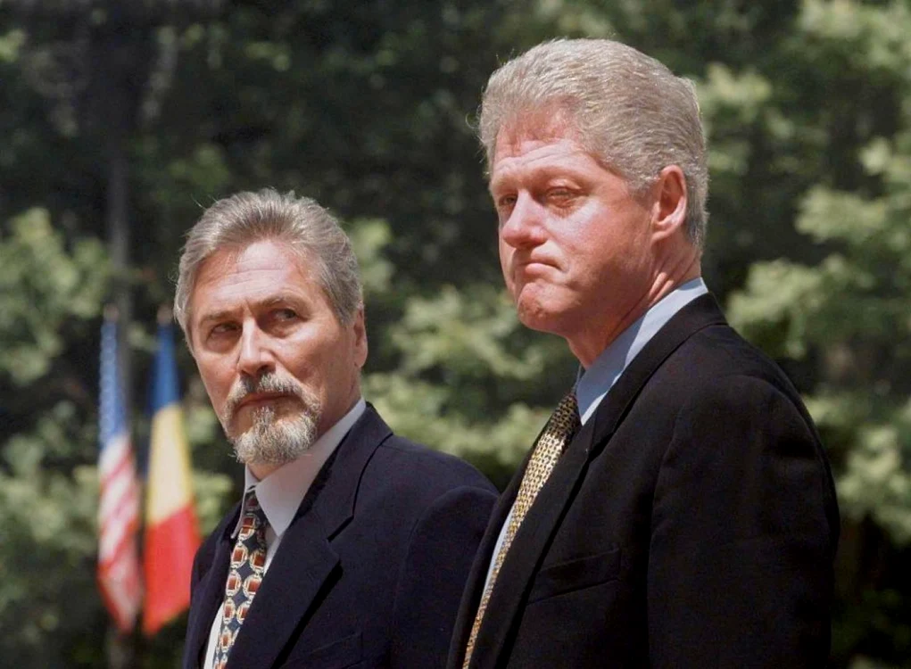 Pe 11 iulie 1997, în Piaţa Universităţii, Emil Constantinescu şi Bill Clinton au anunţat Parteneriatul Strategic România-SUA FOTO AP