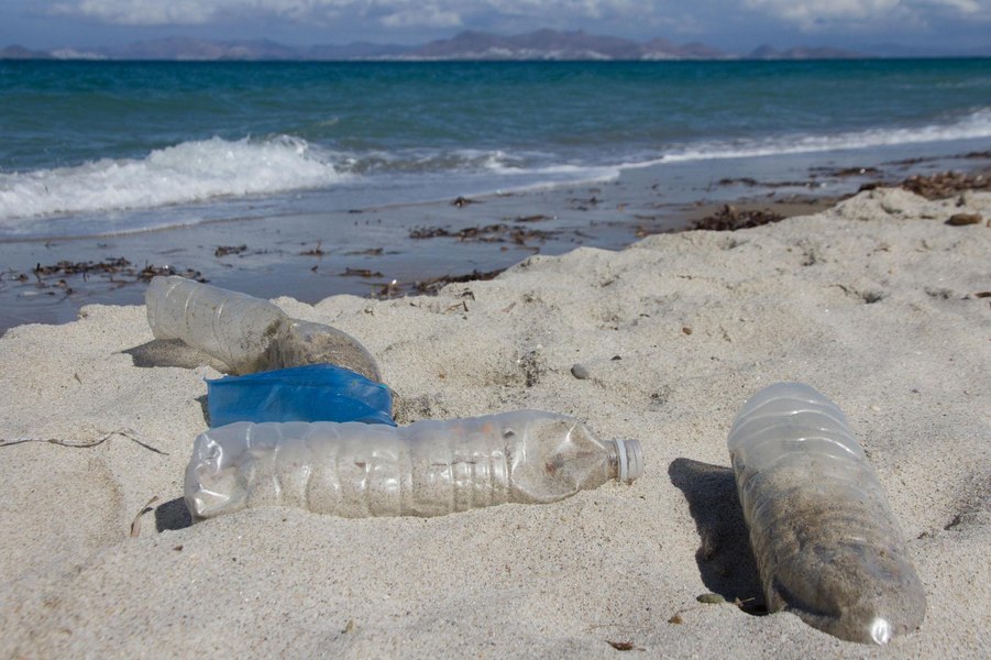 Paradisul plin de plastic. Marea Mediterană este poluată masiv cu microplastice, iar cifrele sunt alarmante