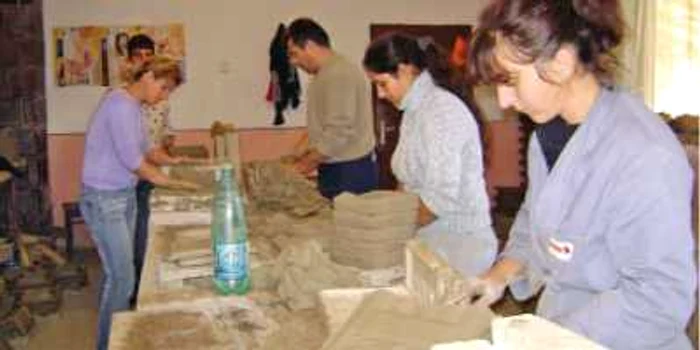 Localnicii din Şişeşti muncesc în fabrica de ceramică şi teracotă