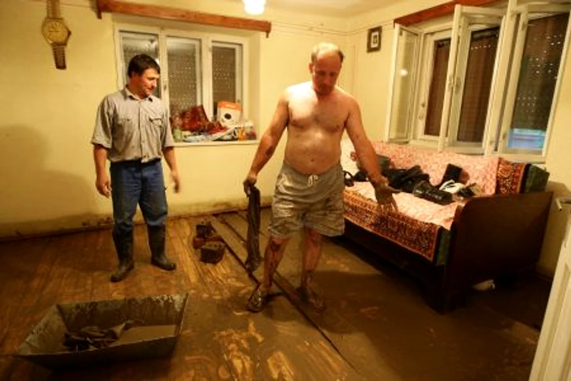 Vecinii au sărit în ajutorul sicanilor afectaţi de viitură. FOTO: Caius Raţiu