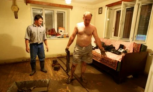 Vecinii au sărit în ajutorul sicanilor afectaţi de viitură  FOTO: Caius Raţiu jpeg