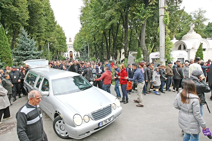 Peste o sută de oameni au  condus-o pe ultimul drum