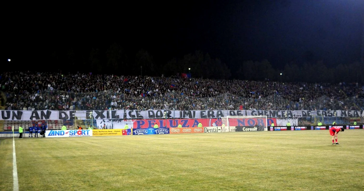 Banner afişat de membri ai Peluzei Nord Steaua sezonul trecut, în Ghencea FOTO Răzvan Păsărică