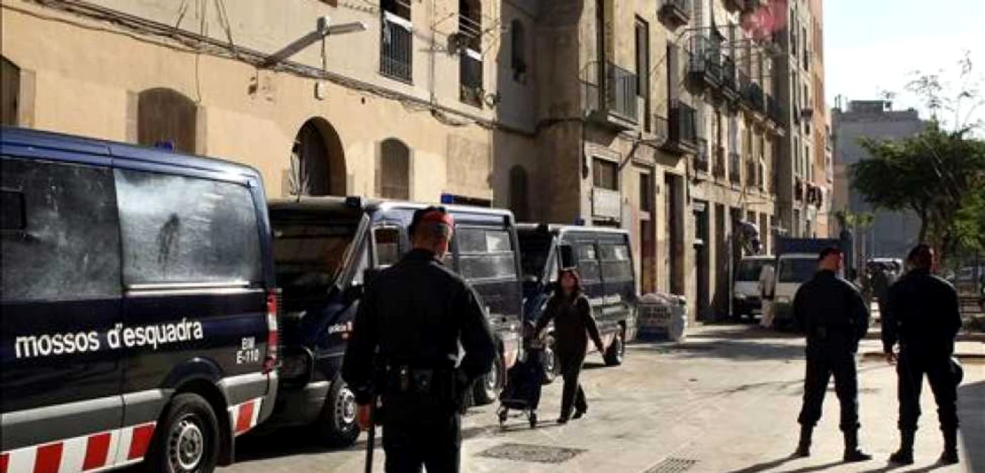 Poliţiştii catalani au înconjurat cartierul în care s-a produs fapta