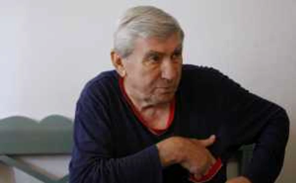 Nicolae Lupescu are numeroase probleme de sănătate: suferă de artrită cronică, a fost operat de ulcer şi ia, zilnic, medicamente de inimă FOTO: EDUARD ENEA