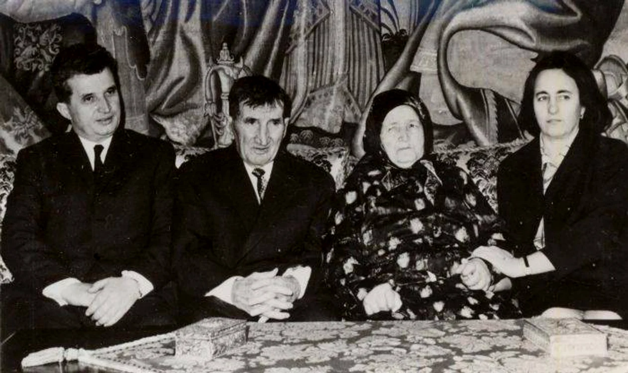 Nicolae și Elena Ceaușescu, alături de părinții săi / foto: Wikimedia