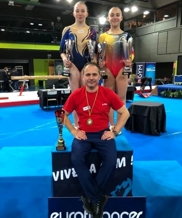 Amalia Puflea, Ana Maria Bărbosu și antrenorul Lucian Sandu, la concursul din Belgia