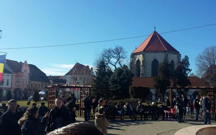 Oamenii s-au adunat în parcul din faţa Primăriei Sebeş