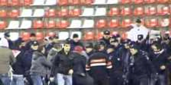 Suporterii au pătruns pe stadion la finalul meciului foto arhivă