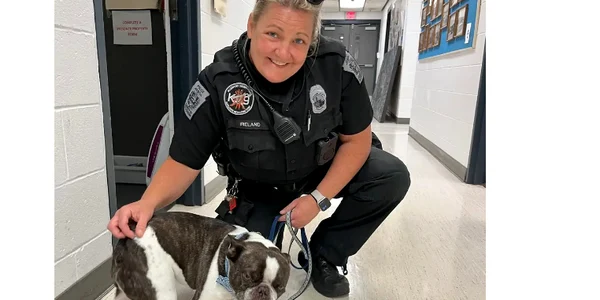 O femeie care pleca în vacanță a încercat să zboare cu câinele ei, Când personalul companiei aeriene a oprit o, aceasta a abandonat animalul într o parcare a aeroportului FOTO Allegheny County PD png