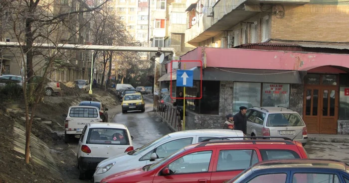 Zeci de maşini circulă pe interzis