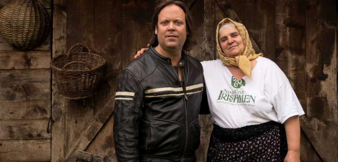 Jurnalistul britanic Charlie Ottley, alături de o româncă FOTO Oana Mihai