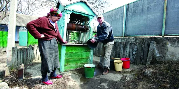 Oamenii fac cozi la fântânile cu apă cât de cât bună