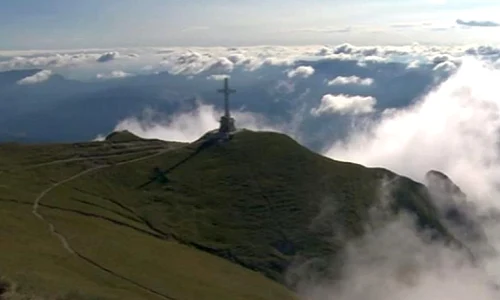 „Daţi un ban pentru Caraiman ” După 86 de ani, cea mai înaltă cruce de pe un munte are nevoie de reparaţii majore jpeg