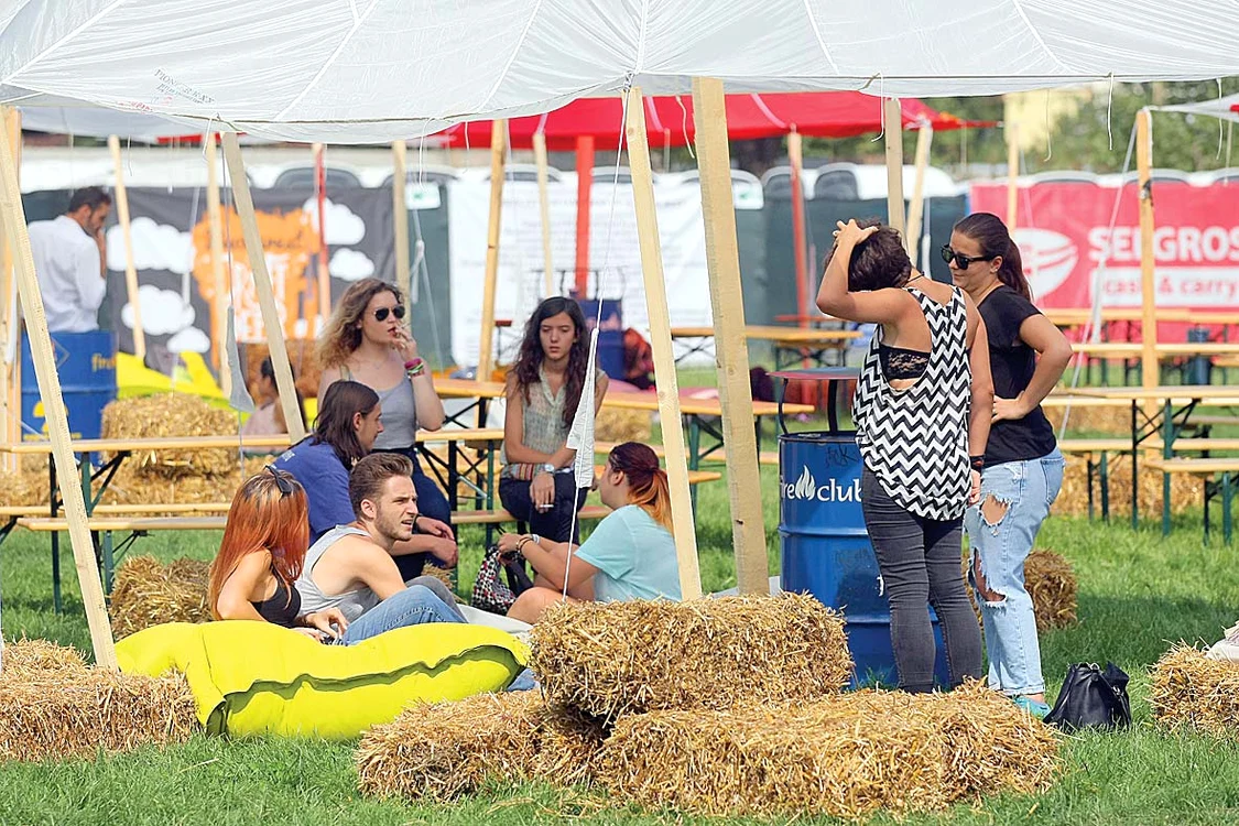 Corturi și perne confortabile au fost amenajate în zona în care are loc festivalul berii