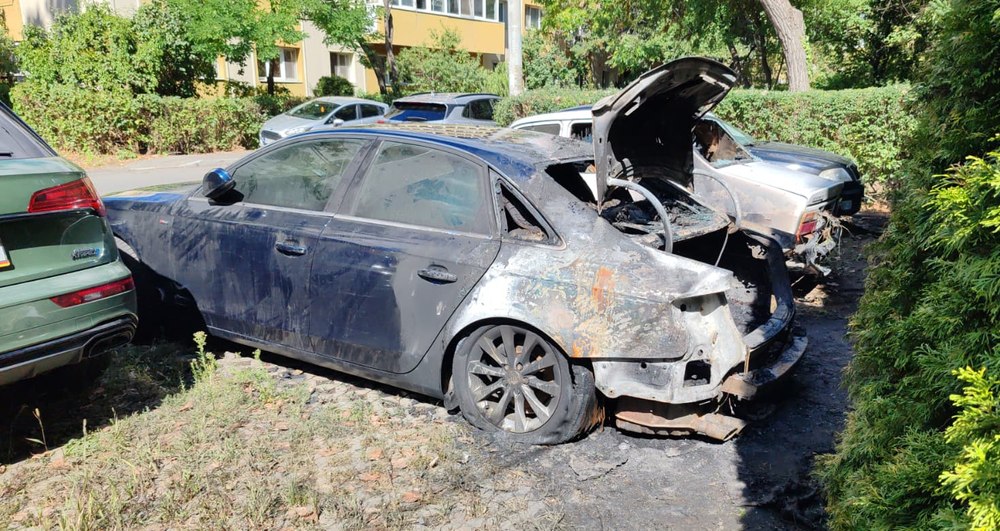 Două mașini incendiate intenționat la Ploiești. Autorul a fost prins după ce a fost surprins de camerele de supraveghere