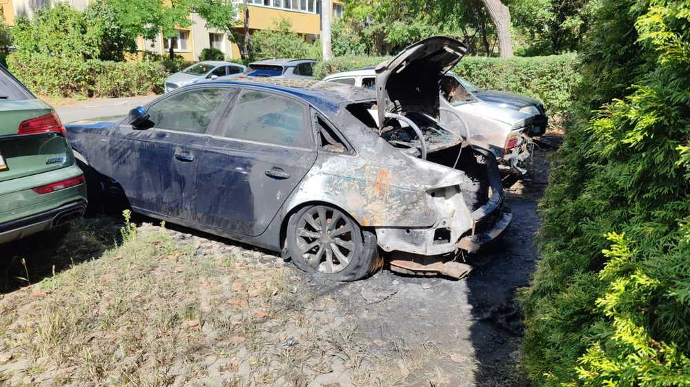 Două mașini incendiate intenționat la Ploiești. Autorul a fost prins după ce a fost surprins de camerele de supraveghere