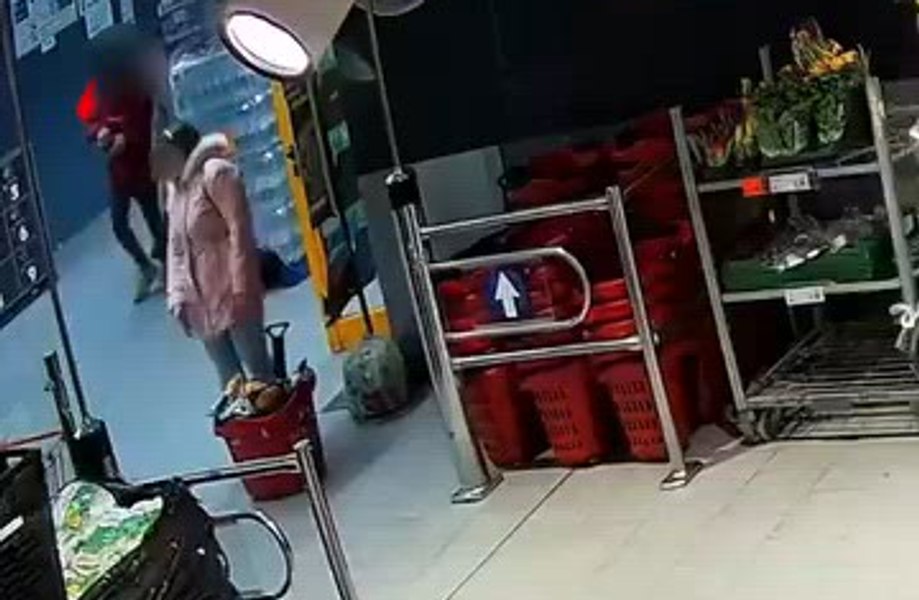 Hoți filmați după ce au găsit un portofel și au retras bani după cardul găsit în interior 