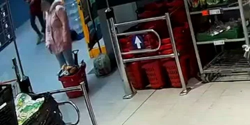 Portofel pierdut  Hoții au furat banii de pe card! mp4 thumbnail png