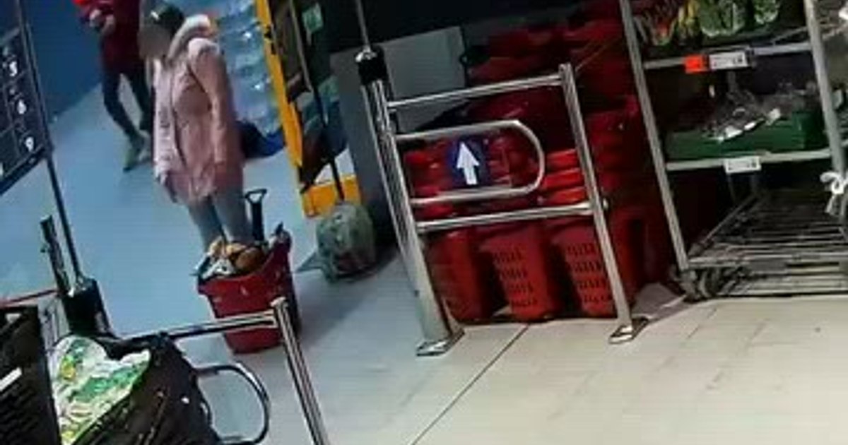 Hoți surprinși pe cameră retrăgând bani dintr-un card găsit într-un portofel