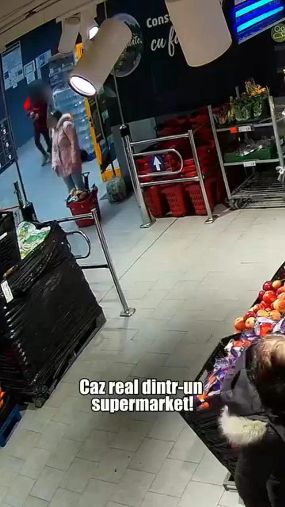 Hoți filmați după ce au găsit un portofel și au retras bani după cardul găsit în interior