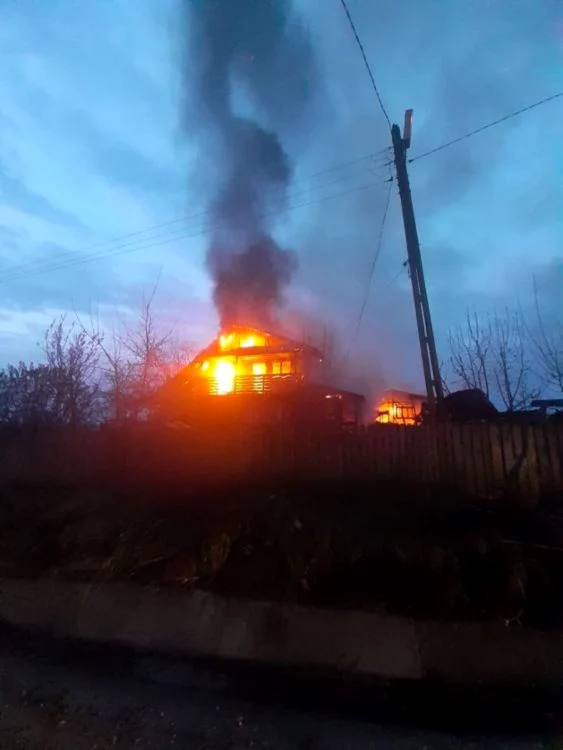Casa a fost mistuită de flăcări FOTO botosaneanul.ro
