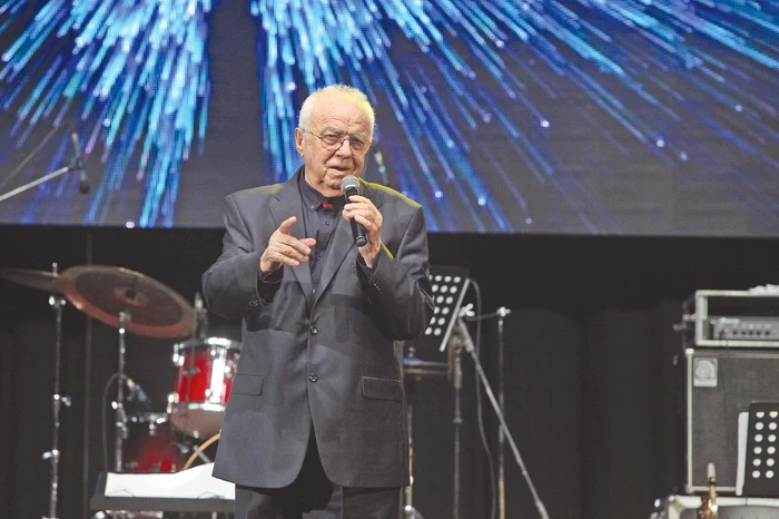 Alexandru Arșinel pe scena Teatrului „Constantin Tănase“