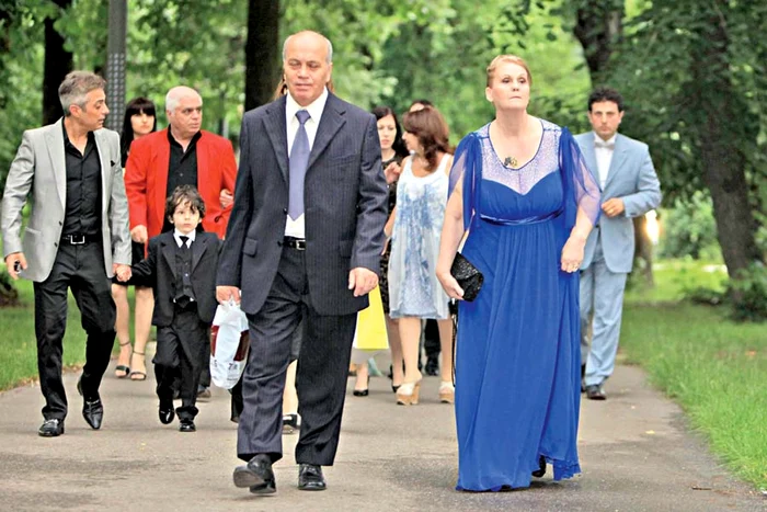 Părinţii lui Marius  Elisei, cuscrii lui  Petre Roman, au fost  foarte emoţionaţi