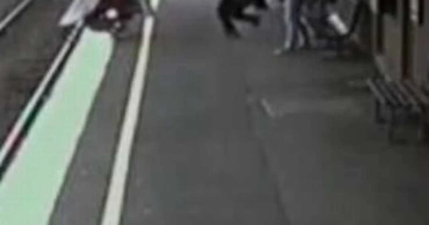 VIDEO Australia: Un copil supravieţuieşte după ce a fost călcat de tren