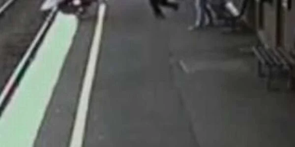 VIDEO Australia: Un copil supravieţuieşte după ce a fost călcat de tren