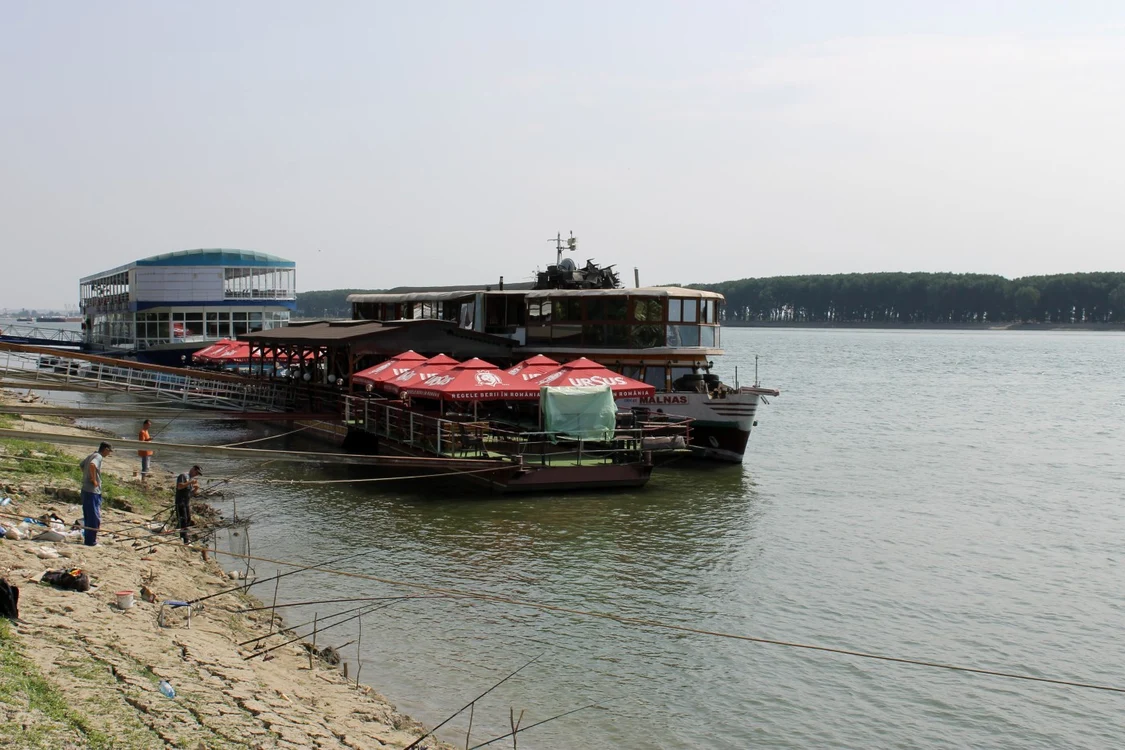 Restaurantul plutitor Malnaş a fost şi el controlat de inspectorii de mediu. Foto: Bogdan Nistor