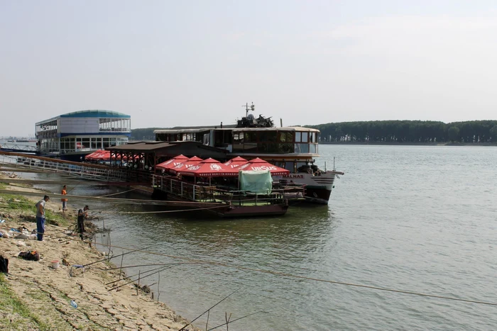 Restaurantul plutitor Malnaş a fost şi el controlat de inspectorii de mediu. Foto: Bogdan Nistor