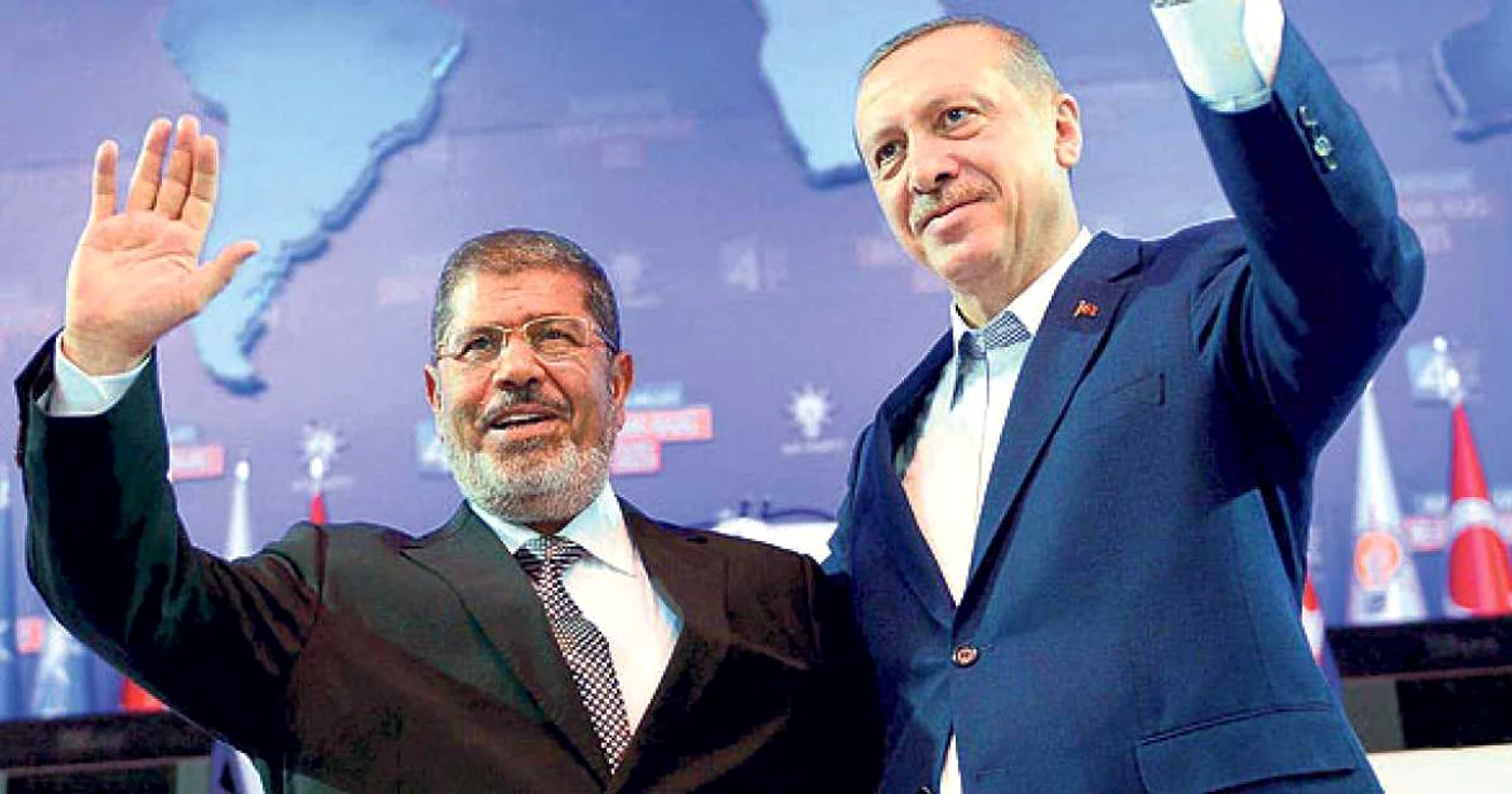Recep Tayyip Erdogan (dreapta) şi-a declarat în mod public ssţinerea faţă de preşedintele egiptean demis Mohammed Morsi (stânga). FOTO: Reuters