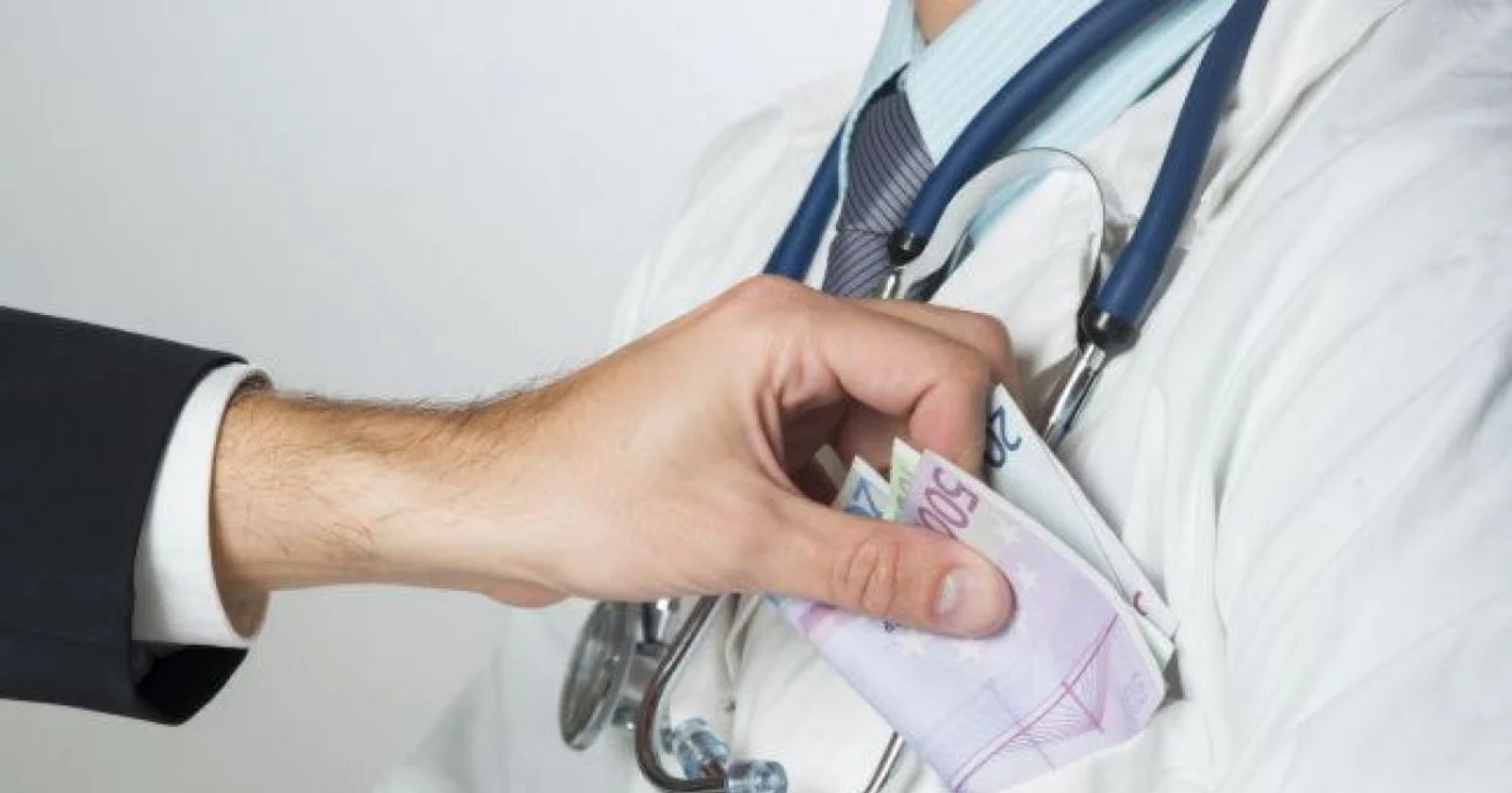Soluţia: recunoaşterea şi definirea adecvată a coplăţilor care să includă ceea ce astăzi se acordă pe sub mâna, sub forma ilegală de mită.