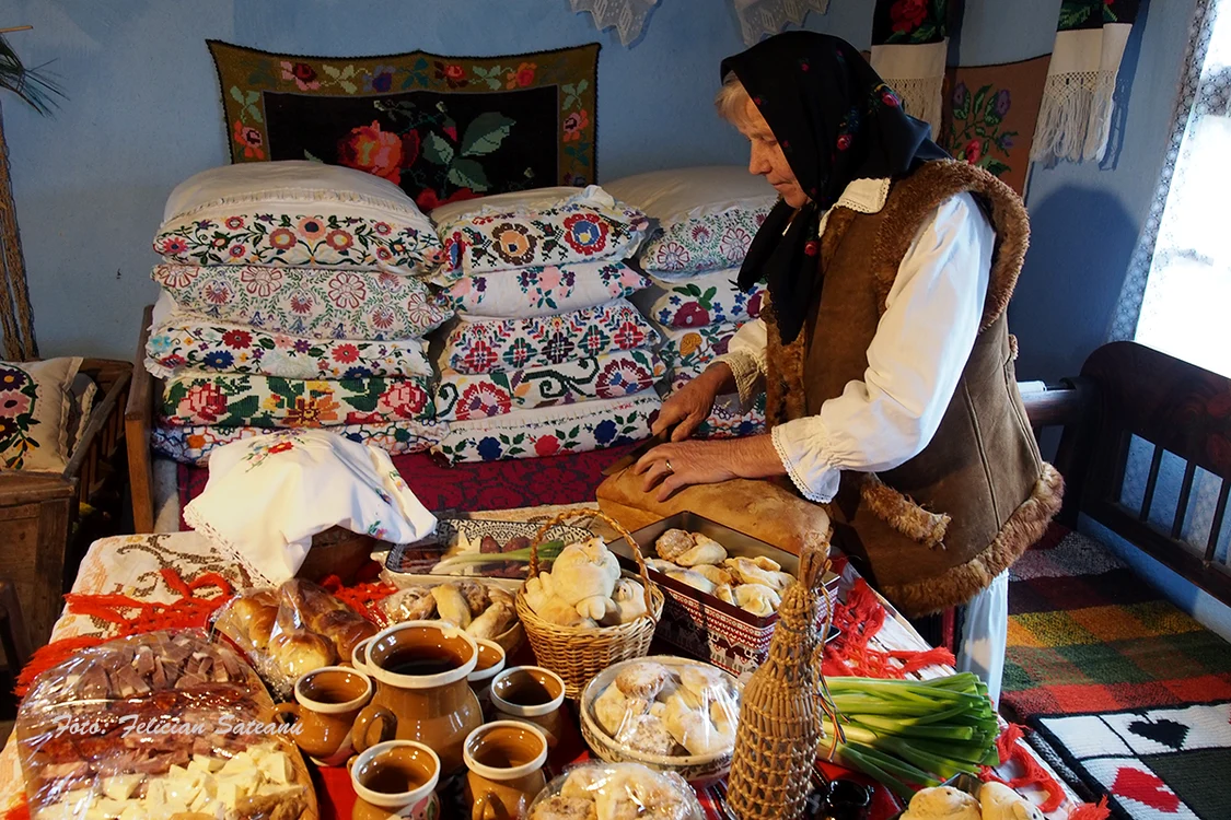 Bucate întinse pe masă  FOTO Felician Săteanu
