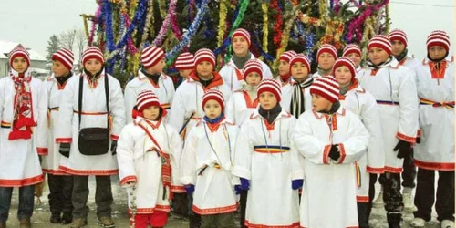 Copiii abia aşteaptă să-i colinde pe turişti