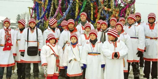 Copiii abia aşteaptă să-i colinde pe turişti