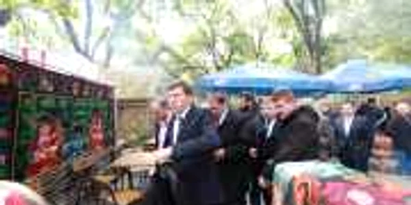 De hram, Dorin Chirtoacă era oaspete aşteptat la toate standurile
