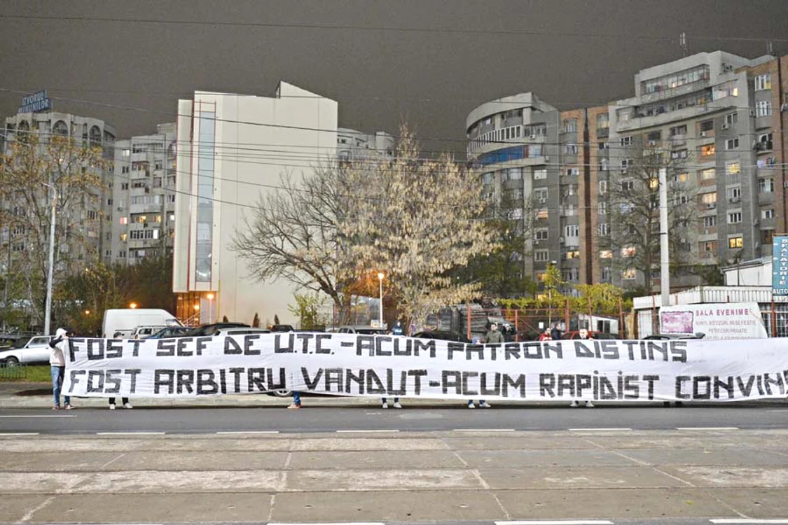 
    Fanii au afişat  un banner în faţa  stadionului Giuleşti  