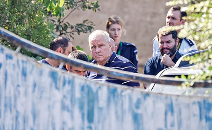 
    Gheorghe Dincă, în curtea  casei din Caracal, la una  dintre percheziţiiFoto: Inquam Photos   