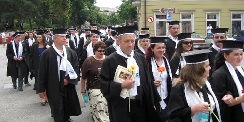 Stagiile se adresează atât studenţilor cât şi absolvenţilor